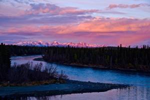 Blick auf einen Fluss mit Bergen im Hintergrund in der Unterkunft Great Alaska Adventure Lodge in Sterling