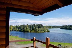 Sterling的住宿－Great Alaska Adventure Lodge，从小屋窗户可欣赏到湖景