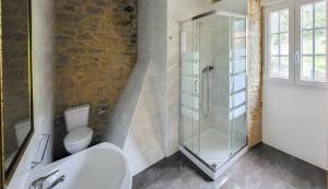 uma casa de banho com um WC e uma cabina de duche em vidro. em AG Casa Do Castro en rural Galicia a 14km de playa em Esto