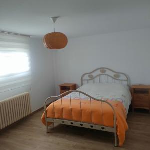 een slaapkamer met een bed en een hanglamp bij Casa Tranquila Cerca el Estuario in Pauillac