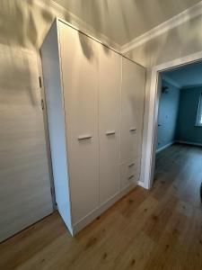 Habitación vacía con armario con armarios blancos en Apartament Różana, en Lublin