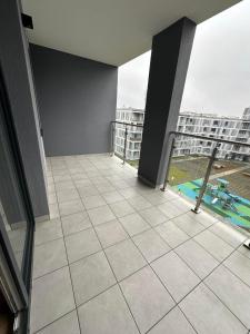an empty balcony with a view of a building at Apartament Różana in Lublin