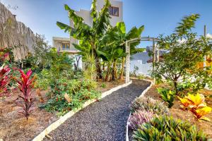 Κήπος έξω από το Spacious Home with Tropical Garden, BBQ, Near Seaside