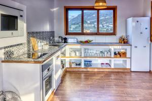 Η κουζίνα ή μικρή κουζίνα στο Spacious Home with Tropical Garden, BBQ, Near Seaside +27 φωτογραφίες
