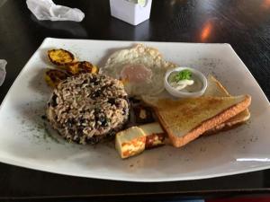 um prato de comida com uma sanduíche e um hambúrguer em Hacienda La Lucha 