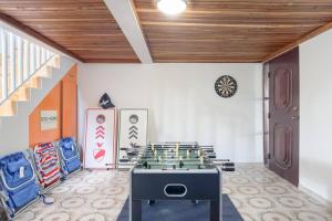 にあるHumacao Villa - 8BR, Pool, Palmas, Ocean Viewsのチェス付きのテーブルが備わる広い客室です。
