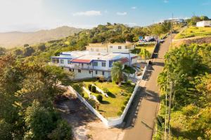una vista aérea de una gran casa en una colina en Humacao Villa - 8BR, Pool, Palmas, Ocean Views 
