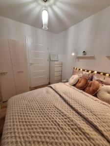 um quarto com uma cama grande com almofadas em Dragon apartament em Lublin