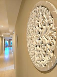 拉弗顿Specious ex-display 5 BDR house,up to 15 guests- Williams Landing的走廊上的墙上艺术,墙上有雕塑
