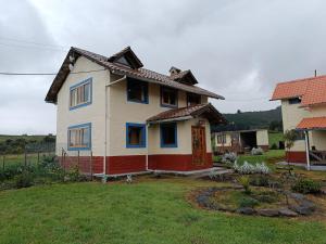a house that is sitting in a yard at Refugio de Montaña Huerta Sacha in Chaupi