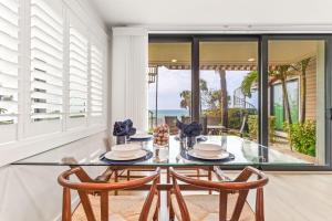 una sala da pranzo con tavolo in vetro e 2 sedie di Sonrisa 5 a Clearwater Beach