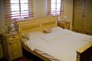 1 dormitorio con 1 cama grande y 2 mesitas de noche en Ekoetno Selo Strug, en Krapje