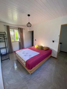 - une chambre avec un grand lit dans l'établissement Rotui Lodge, à Paopao
