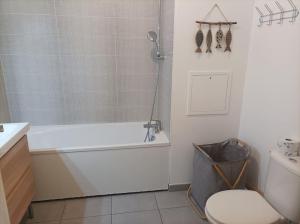 uma casa de banho com uma banheira, um WC e um lavatório. em Résidence Juan Valera em Vaujours