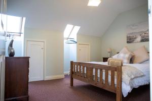 Un pat sau paturi într-o cameră la Cosy Cottage in the Cotswolds