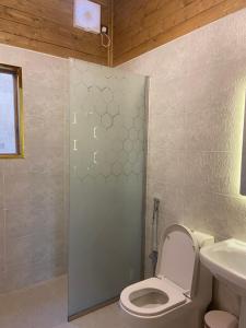 اكواخ همسي كوي في تبوك: حمام مع مرحاض ودش ومغسلة