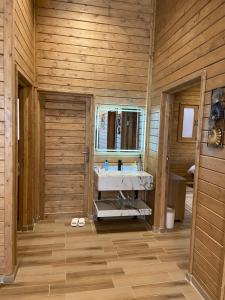 اكواخ همسي كوي في تبوك: حمام مع حوض أبيض ومرآة