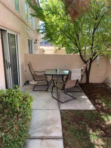 een patio met een tafel en stoelen in een tuin bij South point MGM 7 mi. LV Raiders, Adults Only in Las Vegas