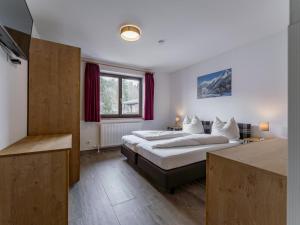 1 dormitorio con cama y ventana grande en Wald TOP 2, en Fieberbrunn