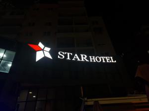 znak hotelu na boku budynku w obiekcie Star Hotel Astir w Tiranie