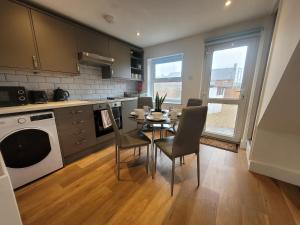 a kitchen with a table and chairs in a kitchen at Little Oaks House - Historic Charm & Modern Comfort in Colchester by Catchpole Stays in Colchester