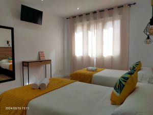 ein Schlafzimmer mit zwei Betten und einem Fenster in der Unterkunft Apartamento Annabelle in Haro