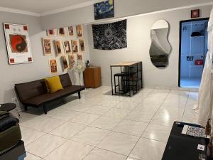 - un salon avec un canapé et des affiches murales dans l'établissement Nice Place, à Medellín