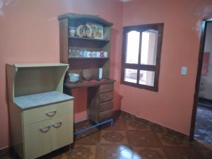 cocina con encimera, fregadero y ventana en HOSTAL LUCERO en Humahuaca
