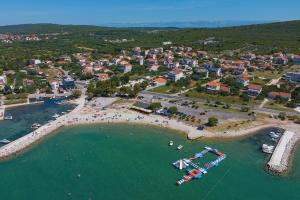 - une vue aérienne sur une plage avec des bateaux dans l'eau dans l'établissement Apartments with a parking space Sukosan, Zadar - 6332, à Sukošan