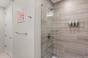 een badkamer met een douche en een glazen deur bij Unbeatable Location Golden Condo - Walk Everywhere in Golden