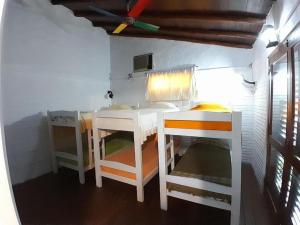 een kleine kamer met een tafel en 2 stoelen bij Casa Ituzaingo Corrientes in Ituzaingó