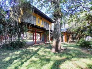 ein Haus mit einem Baum davor in der Unterkunft Casa Ituzaingo Corrientes in Ituzaingó