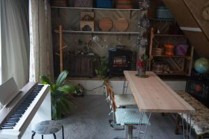 Mamiharaにあるomusubi guest house (JAPANESE　STYLE）のピアノ、テーブル、キーボードが備わるお部屋