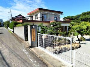 una casa con una valla delante de una calle en Mitoyo - House - Vacation STAY 15144, en Mitoyo