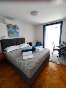 ein Schlafzimmer mit einem Bett mit Handtüchern darauf in der Unterkunft Apartments by the sea Zivogosce - Porat, Makarska - 6807 in Igrane