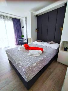 ein Schlafzimmer mit einem großen Bett und zwei weißen Handtüchern in der Unterkunft Apartments by the sea Zivogosce - Porat, Makarska - 6807 in Igrane
