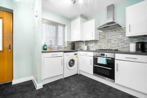 Кухня или кухненски бокс в Manchester 2 Bed House w/Garden ✘ Sleeps 9 - Salford ☆ FREE PARKING → 3 Double Beds, 1 Single & Sofa Bed ☆ FREE NETFLIX & Ultra Fast WIFI ✪ 6 min to City Centre, Close to Trafford Centre, Etihad Stadium, Manchester Arena, Clubs & more!