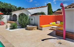 einen Hinterhof mit Sofa und Kamin in der Unterkunft La Musicienne De Paradou in Paradou