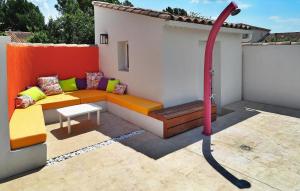 eine Terrasse mit einem Sofa und einem Tisch auf dem Dach in der Unterkunft La Musicienne De Paradou in Paradou