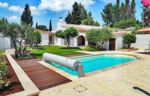 einen Pool mit Rutsche im Hof eines Hauses in der Unterkunft La Musicienne De Paradou in Paradou + 27 Fotos