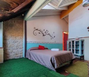 een slaapkamer met een bed in een kamer met groen tapijt bij Cabañas Tres Joyas in San Miguel Regla