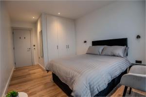 Una cama o camas en una habitación de 2 Bedroom Flat near Stanmore Station