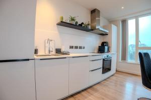 Una cocina o cocineta en 2 Bedroom Flat near Stanmore Station