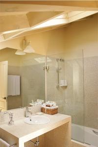 La salle de bains est pourvue d'un lavabo et d'une douche. dans l'établissement Posada Villa Esperanza, à Liérganes