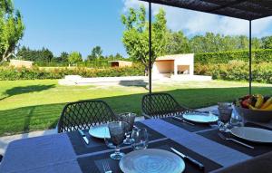 a table with a blue table cloth and a bowl of fruit at Le Loft De L Ecurie in Maillane