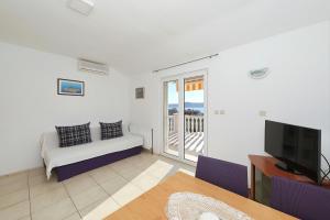 Μια τηλεόραση ή/και κέντρο ψυχαγωγίας στο Apartments by the sea Sukosan, Zadar - 15036