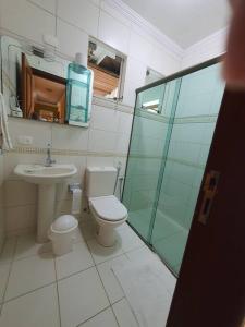 ein Bad mit einem WC, einem Waschbecken und einer Dusche in der Unterkunft Casa de campo perfeita para suas férias! in Quatro Barras