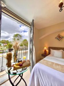 Hotel Del Parque في هوامانتلا: غرفة نوم بسرير ونافذة كبيرة
