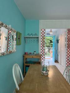 cocina con mesa de madera con sillas y comedor en Sunset View & Ocean Breeze, en Saint Martin
