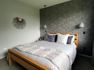 um quarto com uma cama grande num quarto em Stylish Spacious St Kilda em Cambridge